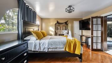 5 bedrooms, desk, iron/ironing board, travel cot