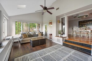 Älytelevisio, takka, kirjoja