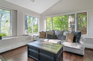 Älytelevisio, takka, kirjoja