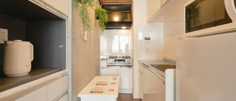 Réfrigérateur, micro-ondes, batterie de cuisine, vaisselle et ustensiles