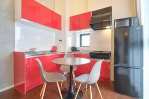 Fridge, microwave, stovetop, cookware/dishes/utensils