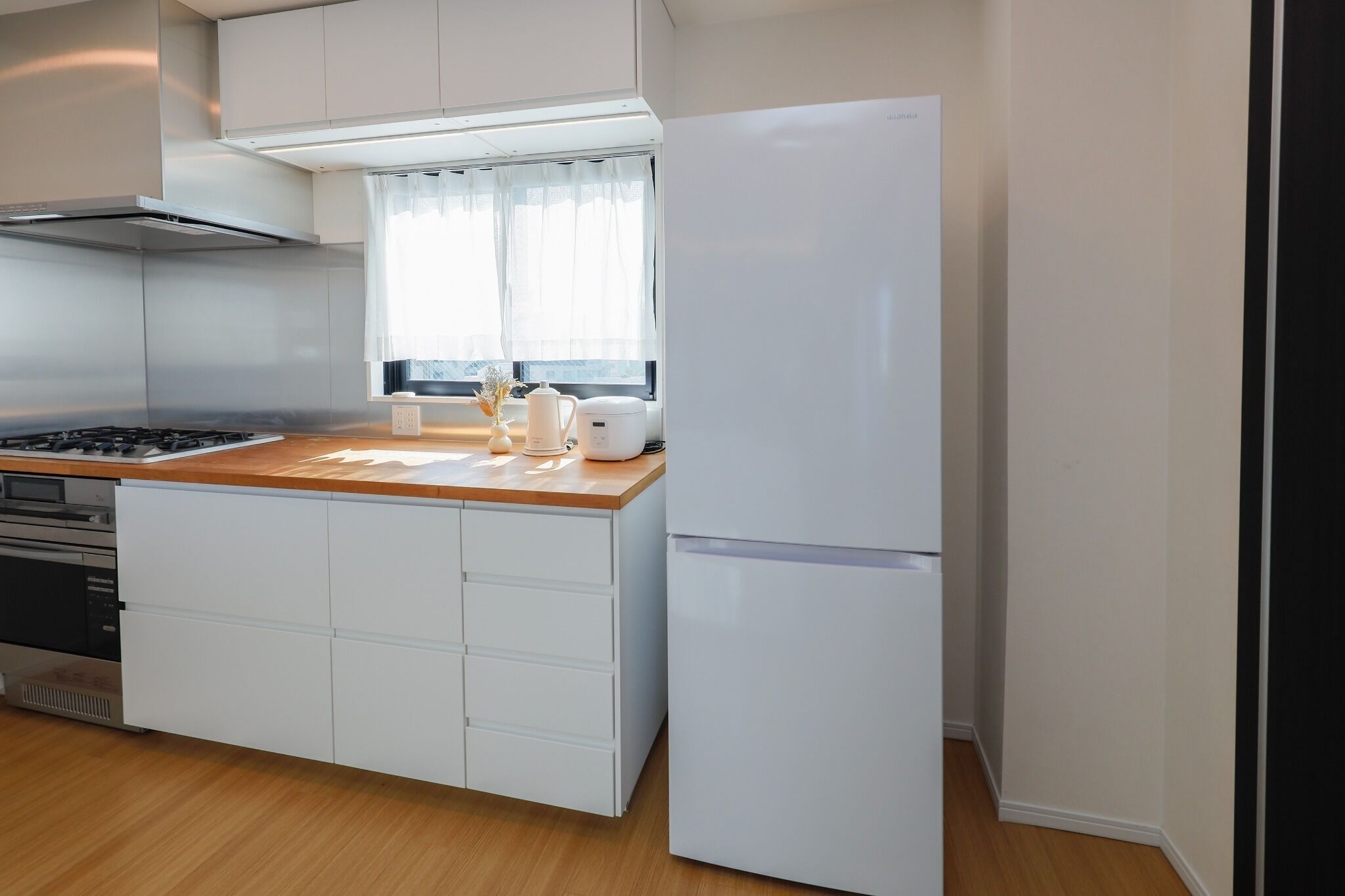 冷蔵庫、電子レンジ、コンロ、調理器具と食器