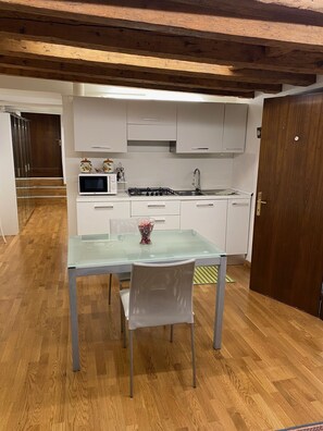 Kühlschrank, Mikrowelle, Ofen, Wasserkocher mit Kaffee-/Teezubehör