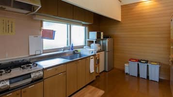冷蔵庫、電子レンジ、コンロ、調理器具と食器