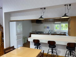 Kühlschrank, Mikrowelle, Herdplatte, Kochgeschirr/Geschirr/Besteck