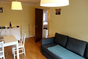 TV - NEW Cosy 2 Bedroom Flat - Englefield Green (Englefield Green)