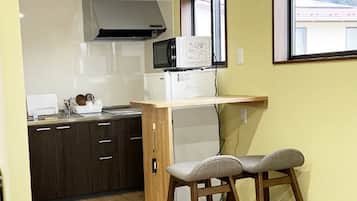 Kylskåp, mikrovågsugn, spishäll och grytor/köksredskap