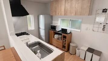 Fridge, microwave, stovetop, cookware/dishes/utensils