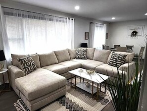 TV - Braves Battery Central-Family-Friendly! (Smyrna)