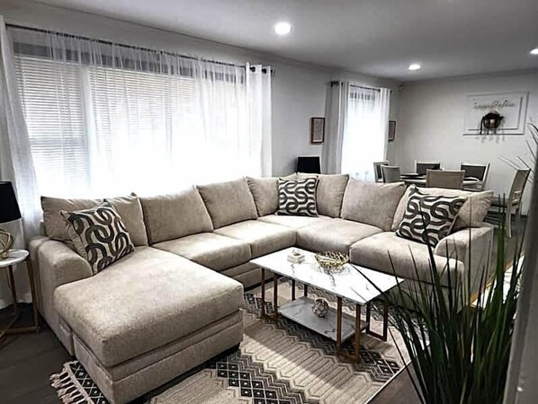 TV - Braves Battery Central-Family-Friendly! (Smyrna)