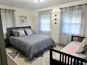 3 bedrooms, iron/ironing board, travel crib, WiFi - Braves Battery Central-Family-Friendly! (Smyrna)