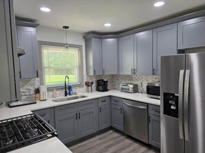 Fridge, microwave, oven, stovetop - Braves Battery Central-Family-Friendly! (Smyrna)