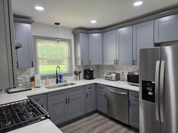 Fridge, microwave, oven, stovetop - Braves Battery Central-Family-Friendly! (Smyrna)