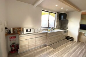 Réfrigérateur, micro-ondes, batterie de cuisine, vaisselle et ustensiles