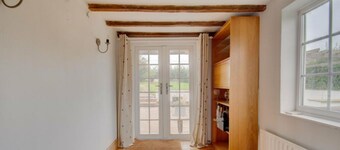 Beautiful 3-bed House in the Hamlet of Ham Green