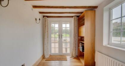 Beautiful 3-bed House in the Hamlet of Ham Green