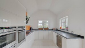 House | Private kitchen | Fridge, microwave, oven, stovetop - Beautiful 3-bed House in the Hamlet of Ham Green (Redditch)