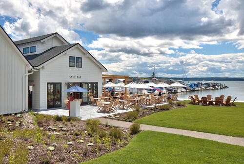 Robust vacation home near wineries, nature and ski mountains in the FLX region!