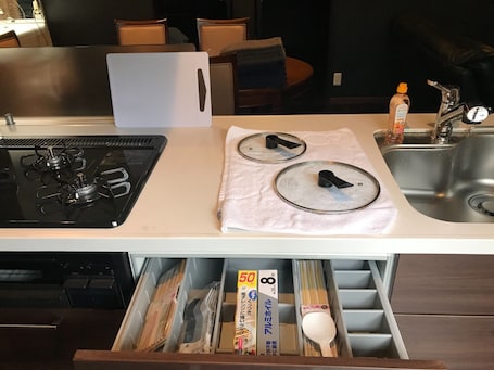 Fridge, microwave, stovetop, cookware/dishes/utensils. CastleTokura1 6ppl 2prkg checkout1200 Pet - Ichibankan / Akiruno Tokyo