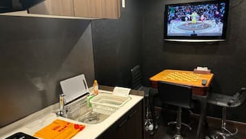 Réfrigérateur, micro-ondes, plaque de cuisson