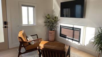 Smart TV, fireplace