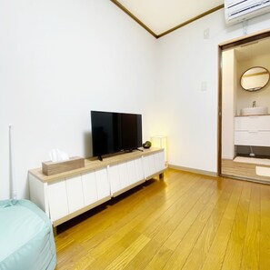 Interior - 5 minutes by train to Universal Studios and Umeda 5 minutes walk from Nishikujo Station Dejavu - Hayashi Minshuku  NISHIKUJO / Osaka Ōsaka (Osaka)