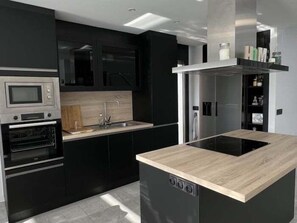 Refrigerador, microondas, horno y lavavajillas 