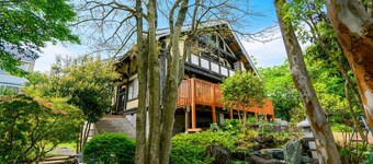 Natural cedar Amagisugi log house / Ito Shizuoka