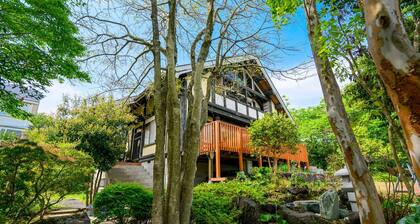 Natural cedar Amagisugi log house / Ito Shizuoka