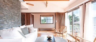 House overlooking the Izu sea and Mt Omuro / Ito Shizuoka