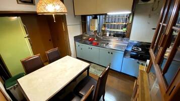 Frigorífico, microondas, placa de cocina y utensilios de cocina