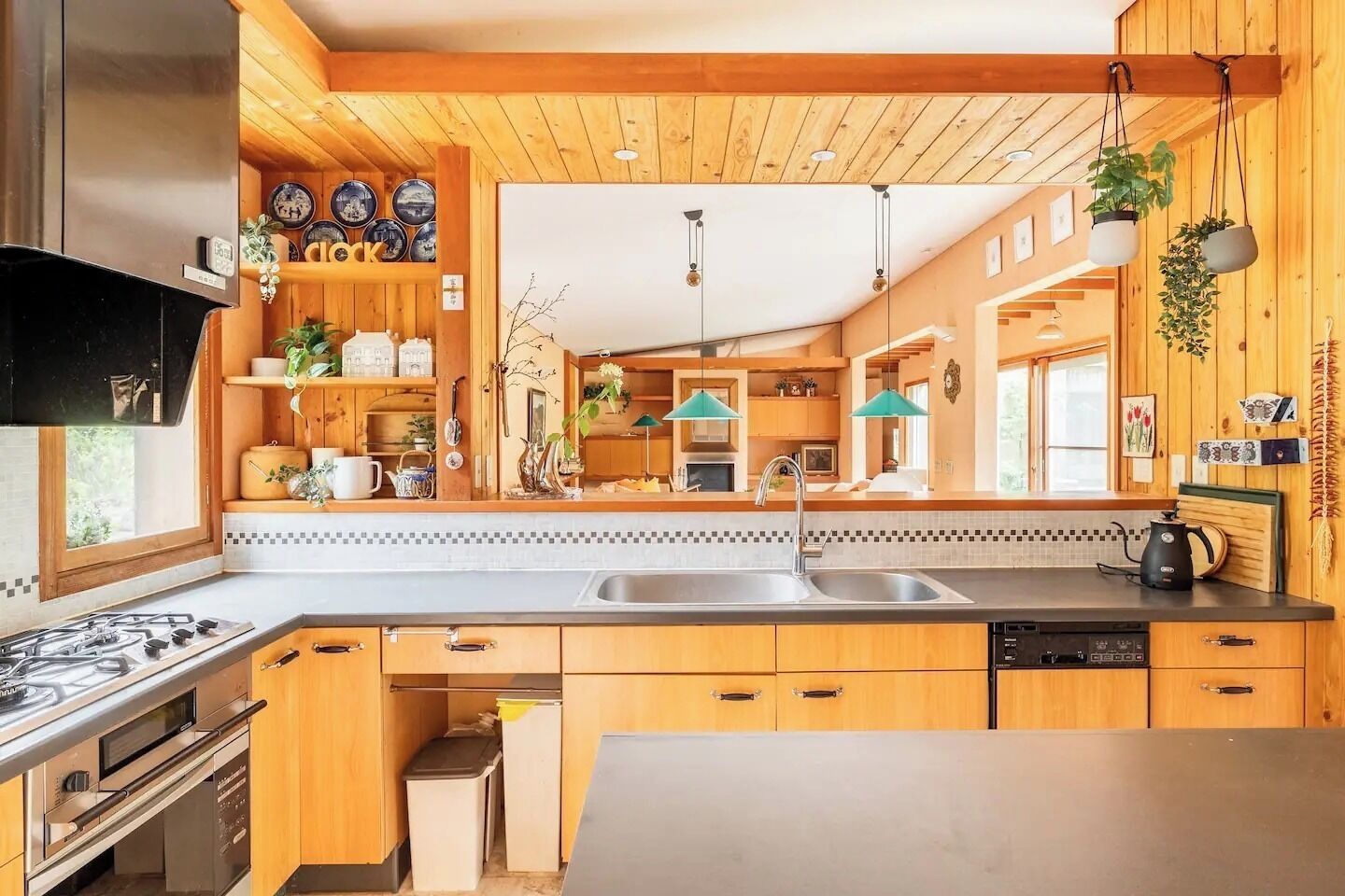 冷蔵庫、電子レンジ、調理器具と食器