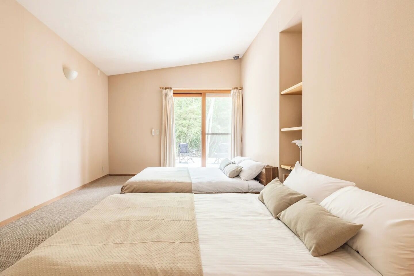 デスク、WiFi (無料)、ベッドシーツ