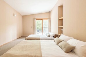 مكتب وواي فاي مجانًا وملاءات أسرّة