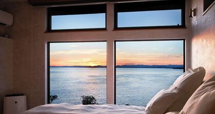 entire building An open feeling overlooking the ocean All rooms have ocean views 8 people / Aki Kōchi