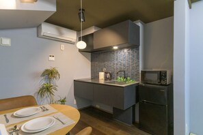 Kühlschrank, Mikrowelle, Herdplatte, Kochgeschirr/Geschirr/Besteck
