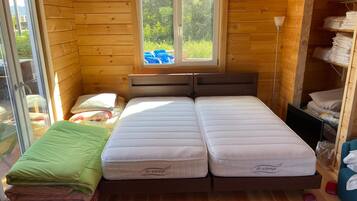 1 bedroom, bed sheets