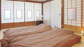 3 室のベッドルーム、デスク、WiFi (無料)、ベッドシーツ