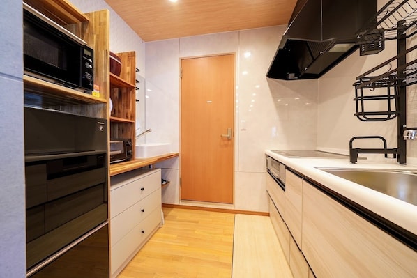 Réfrigérateur, micro-ondes, plaque de cuisson, bouilloire électrique