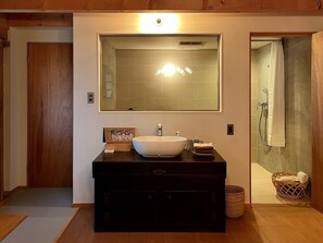 Hair dryer, towels - A historic warehouse inn surrounded by Naganos na - The Bath  Bed Obuse / Kamitakaigun Nagano (Kamitakaigun)