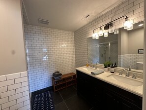 Douche, sĂšche-cheveux, serviettes fournies, savon