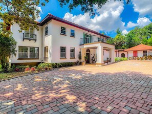 Exterior - 7 Bedroom Lakefront Rental w/ Pool  (Orlando)