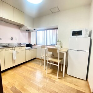 Kjøleskap, mikrobølgeovn og kjøkkenutstyr