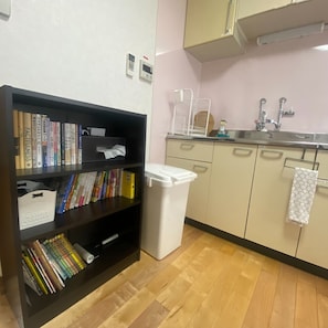 Kjøleskap, mikrobølgeovn og kjøkkenutstyr