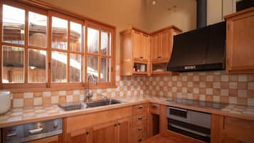 Fridge, microwave, stovetop, cookware/dishes/utensils