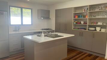 Kühlschrank, Mikrowelle, Ofen, Geschirrspüler