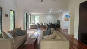 TV, DVD player - 3 Naiad Court - Rainbow Shores. Walk to beach. Heated outdoor spa (Rainbow Beach)