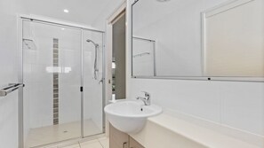 Shower - 3 Naiad Court - Rainbow Shores. Walk to beach. Heated outdoor spa (Rainbow Beach)