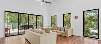 3 Naiad Court - Rainbow Shores. Walk to beach. Heated outdoor spa