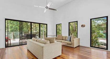 3 Naiad Court - Rainbow Shores. Walk to beach. Heated outdoor spa